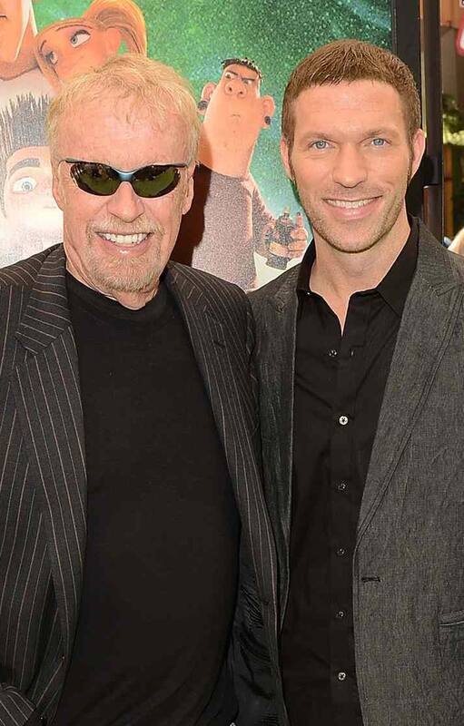 El fundador de Nike, Phil Knight, junto a su hijo Travis