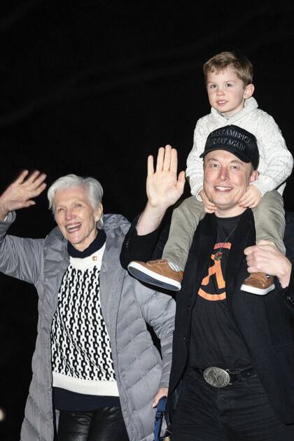 El fundador de Tesla con su madre, Maye, y con X Æ A-12, uno de los tres hijos que tuvo con la cantante canadiense Claire Boucher, más conocida como Grimes. Tiene, además, cuatro hijos con Shivon Zilis, la directora de Neuralink; uno con la autora Ashley St. Clair y los seis más grandes, que tuvo con Justine Wilson, su primera mujer.