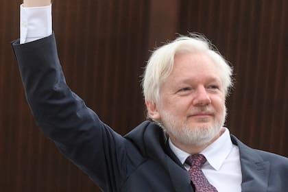 El fundador de Wikileaks, Julian Assange, levanta el brazo a su llegada al Consejo de Europa, en Estrasburgo, Francia, el 1 de octubre de 2024. (AP Foto/Pascal Bastien.)