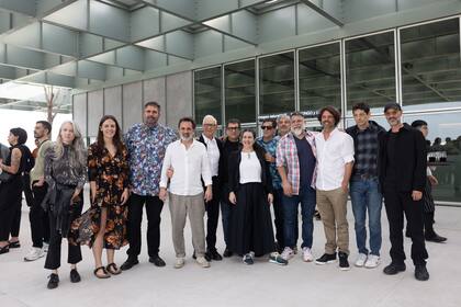 El fundador del Malba, Eduardo Costantini, junto a algunos de los artistas y productores del Circuito de Arte Público