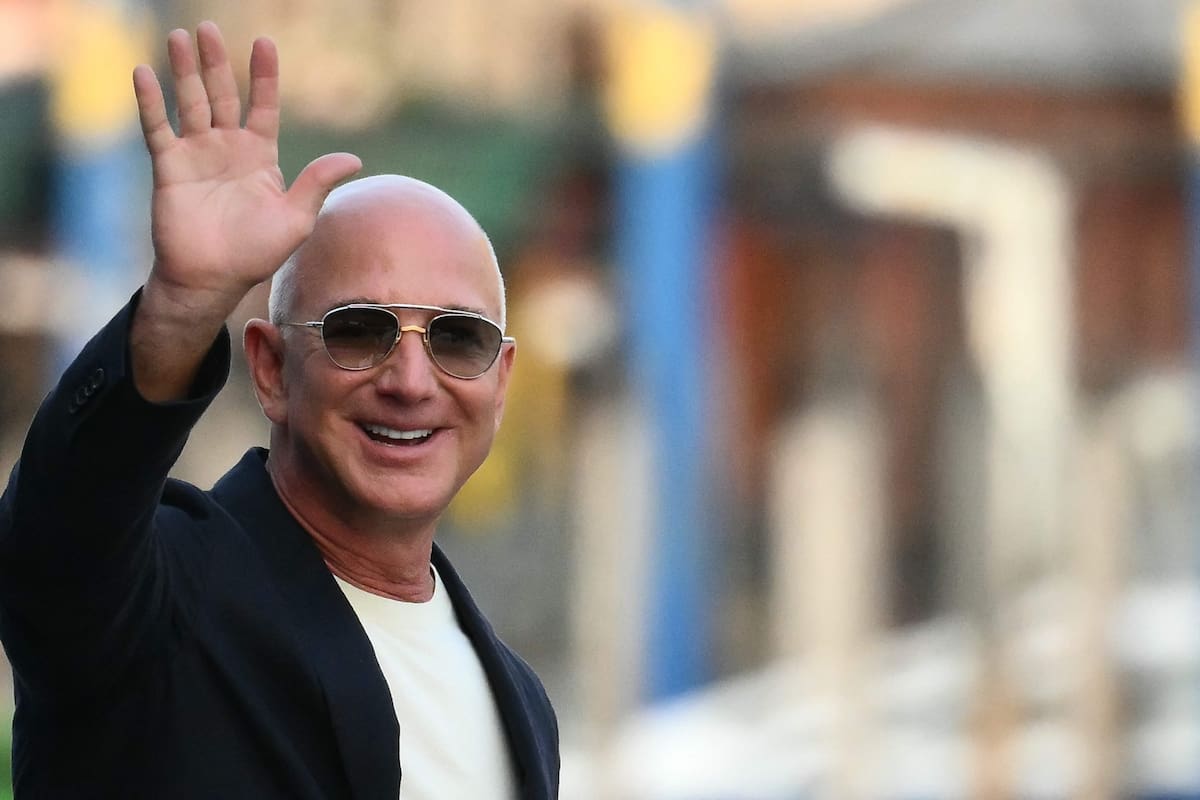 El fundador estadounidense de Amazon, Jeff Bezos, saluda al salir del Hotel Aman en Venecia el 25 de junio de 2025, donde se encuentra para casarse con Lauren Sánchez