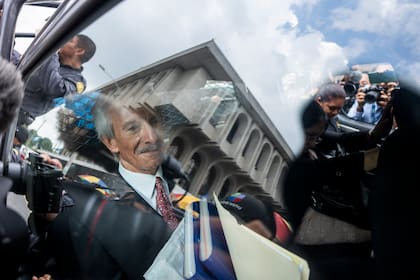 El fundador y director de El Periódico, José Rubén Zamora, es trasladado en una coche patrulla hacia prisión después de la audiencia de juicio en Ciudad de Guatemala, el miércoles 14 de junio de 2023.