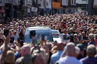 Fans de Bonnie Tyler llenan las calles de un pueblo galés para su funeral