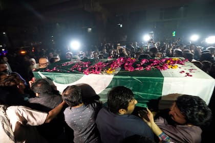 El funeral de la periodista Sadaf Naeem en Lahore, Pakistán, el 31 de octubre del 2022.  (AP foto/K.M. Chaudary)