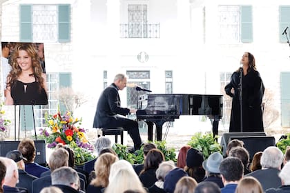 El funeral de Lisa Marie en Memphis, en 2023, en el que Alanis Morisesette cantó para homenajear a la hija del Rey.