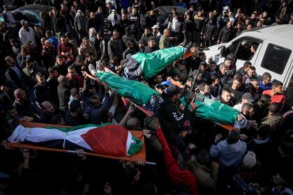 El funeral de palestinos caídos en enfrentamientos con israelíes, en Yenín, Cisjordania, el 7 de enero de 2024.  (Foto AP/Majdi Mohammed)