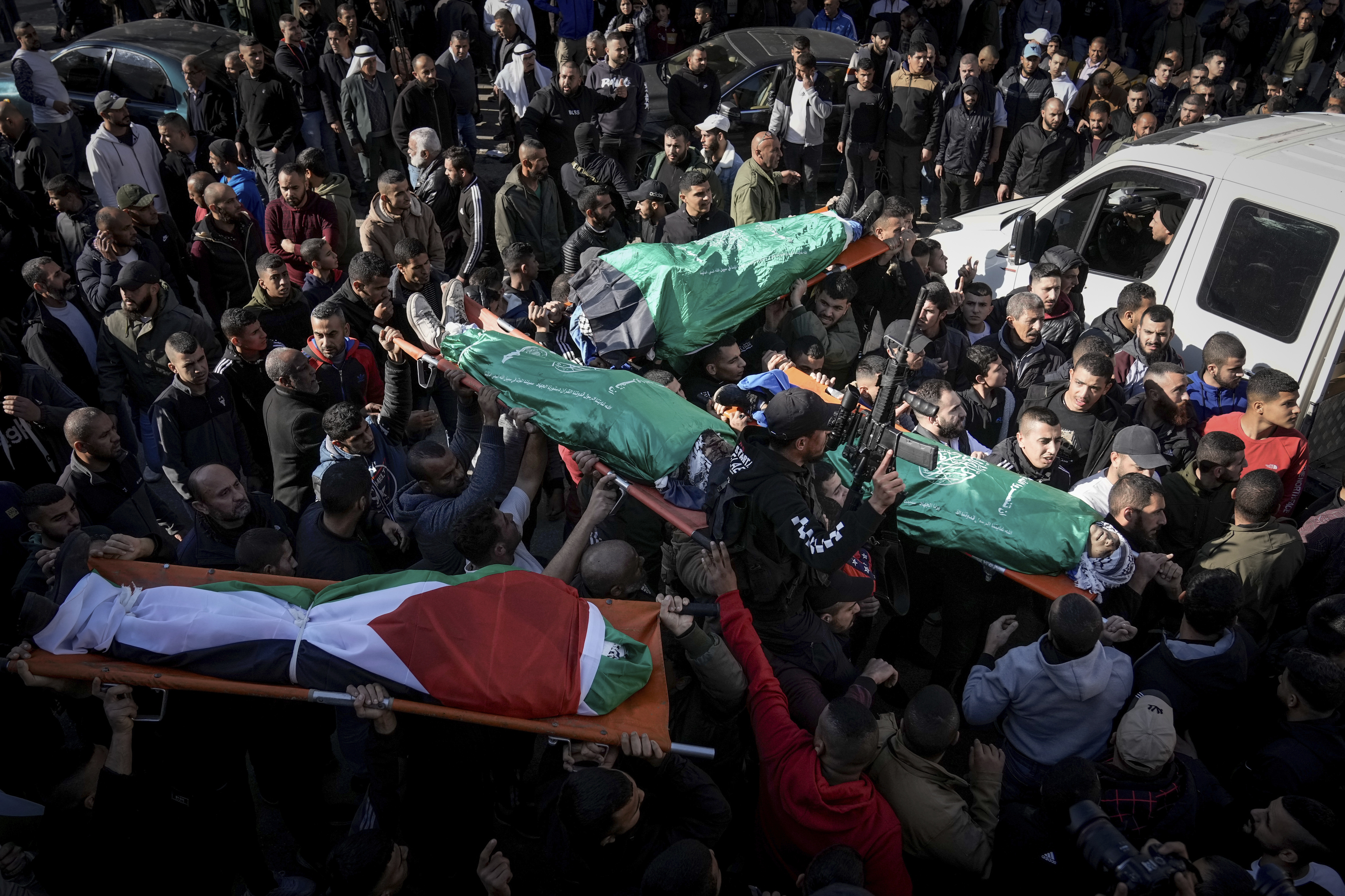 El funeral de palestinos caídos en enfrentamientos con israelíes, en Yenín, Cisjordania, el 7 de enero de 2024. (Foto AP/Majdi Mohammed)