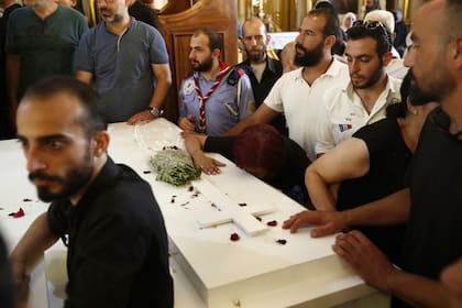 El funeral de una de las personas muertas en el atentado contra una iglesia griega ortodoxa en el sector al-Qasaa de Damasco, Siria, el 24 de junio del 2025. (AP foto/Omar Sanadiki)