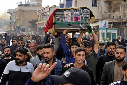 El funeral de uno de los manifestantes muertos, en Najaf