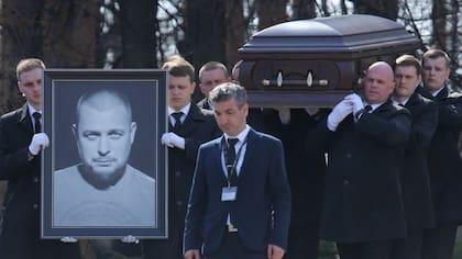 El funeral del bloguero Vladlen Tatarsky, muerto en un atentado en San Petersburgo