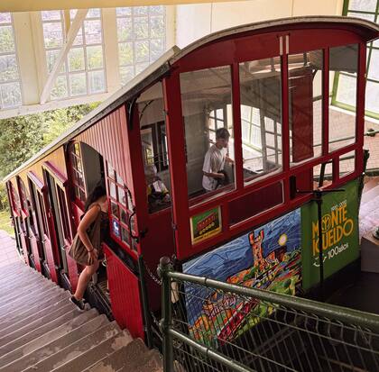 El funicular de madera del Monte Igueldo en San Sebastián, es de 1912