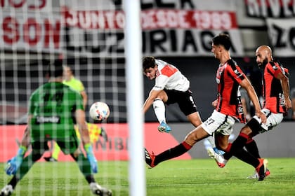 El furibundo derechazo de Álvarez para el segundo gol de River