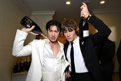El furor por Más que rivales se expandió entre los famosos e hizo que Williams y Storrie fueran de los actores más solicitados para sacarse fotos en los Globos de Oro