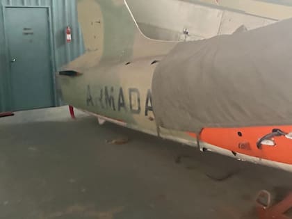 El fuselaje camuflado con la pintura con la que operó durante la guerra conserva aún sus colores de la geografía malvinense.