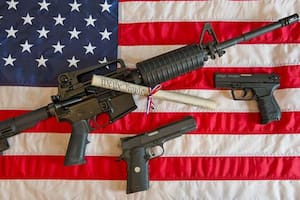 El fusil AR-15 (la mayor arma de la foto) se puede adquirir por internet.
