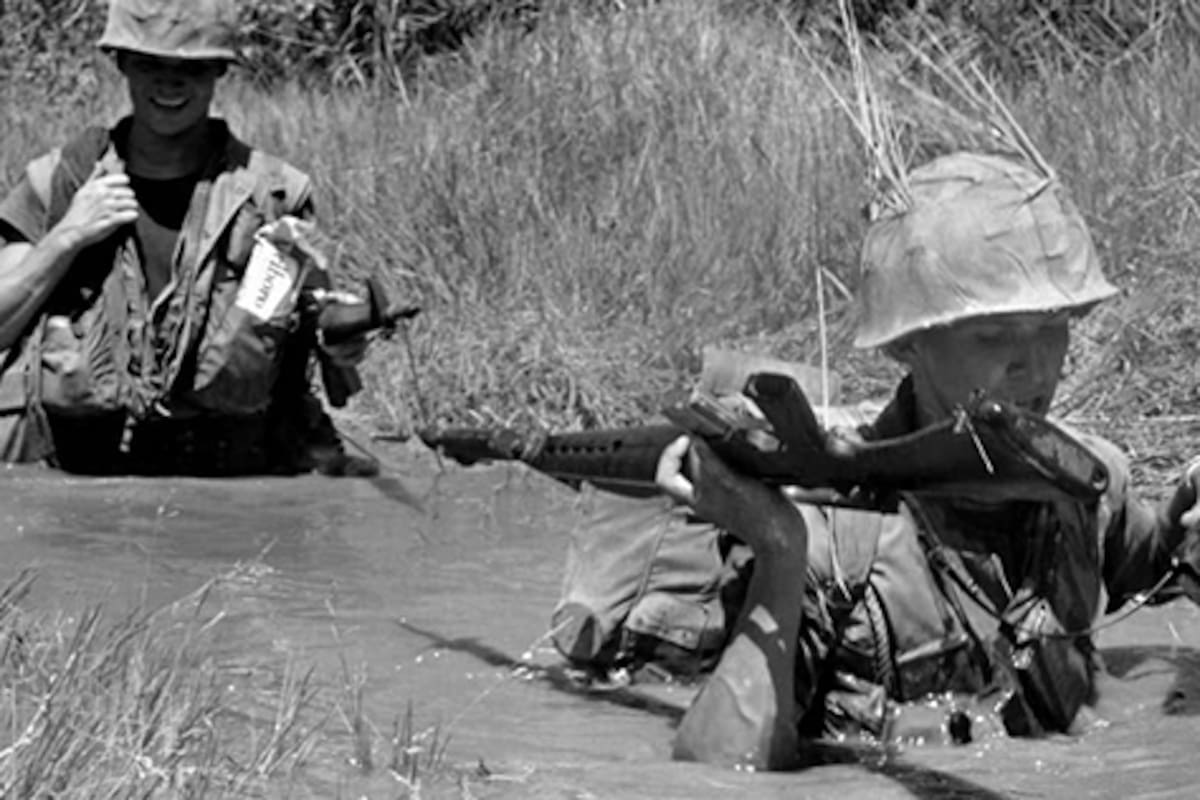 El fusil de asalto M16 es el arma de hombro estándar en el ejército de EE.UU.; se comenzó a utilizar en la guerra de Vietnam