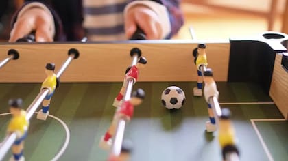 El fútbol, desde el metegol hasta su práctica en una cancha, es uno de los deportes que pasan de generación en generación