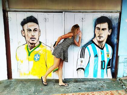 El fútbol es pasión en la isla. En una de las construcciones están pintados los retratos de Neymar y Messi