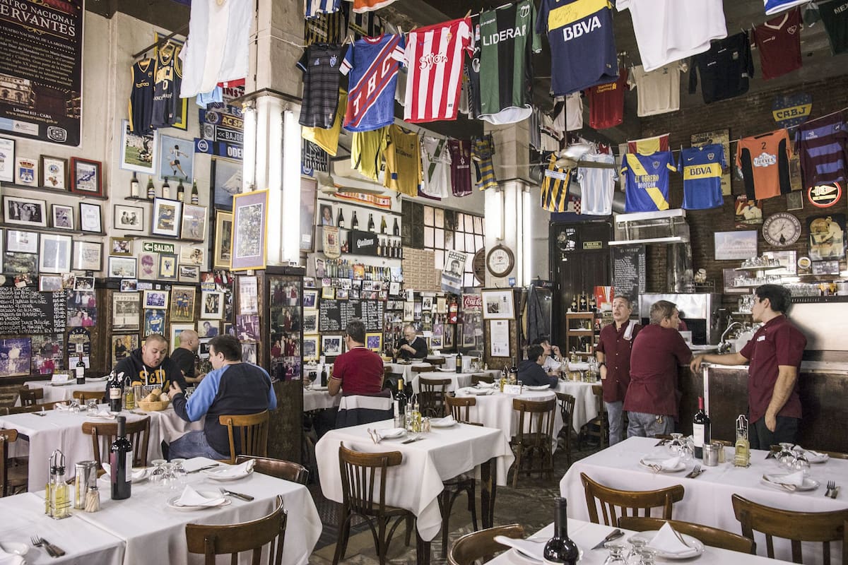 El fútbol es uno de los elementos decorativos distintivos de este bodegón