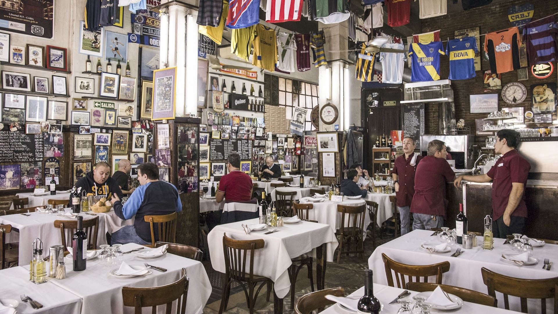 El fútbol es uno de los elementos decorativos distintivos de este bodegón