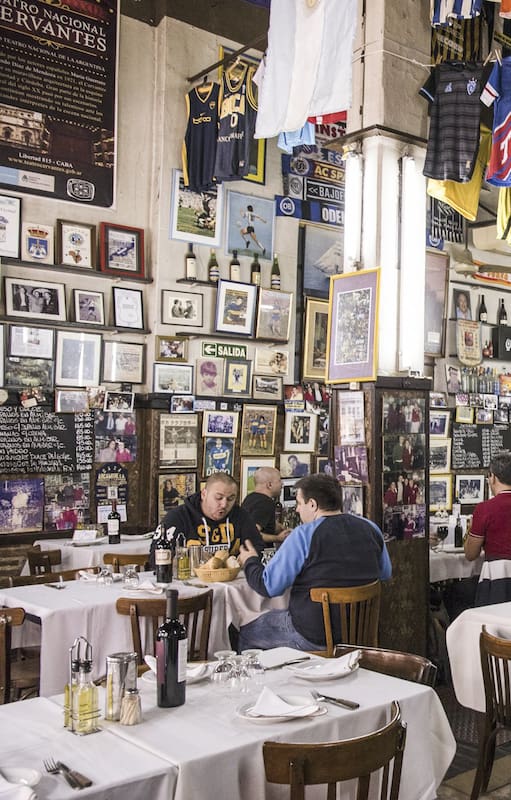 El fútbol es uno de los elementos decorativos distintivos de este bodegón