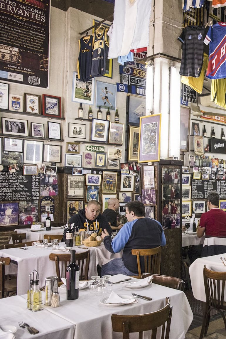 El fútbol es uno de los elementos decorativos distintivos de este bodegón