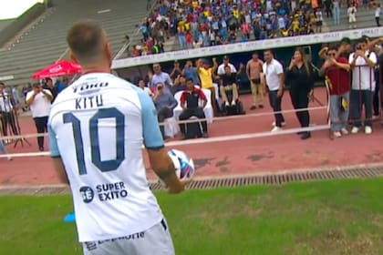 El futbolista argentino Damián “Kitu” Díaz protagonizó un insólito blooper en su presentación en Guayaquil City, conjunto de Ecuador