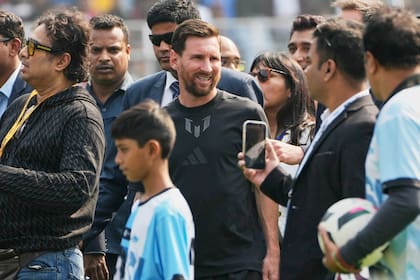 El futbolista argentino Lionel Messi (centro), llega al estadio Salt Lake, en Calcuta, India, el 13 de diciembre de 2025. (AP Foto/Bikas Das)