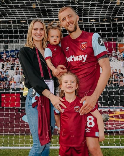 El futbolista checo junto a su esposa Natálie Dobrovodská y sus hijos
