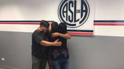 El futbolista, con sus padres