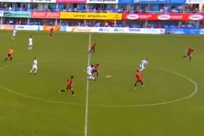 El futbolista de Atlético de Rafaela sacó el disparo desde la media cancha y marcó un golazo