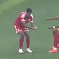 Jamal Musiala se desplomó 13 minutos después de ingresar para Bayern Múnich y debió ser atendido