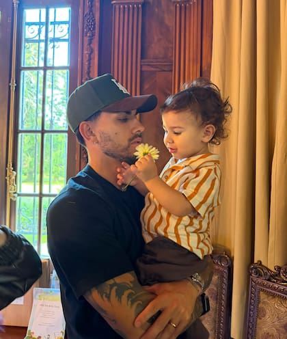 El futbolista de Boca con su hijo menor