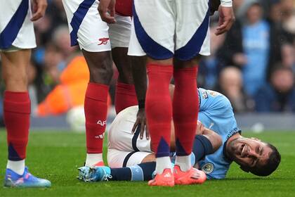 El futbolista del Manchester City Rodri reacciona tras lesionarse en el partido de la Premier League inglesa que enfrentó a su equipo con el Arsenal, en el estadio Etihad, en Manchester, Inglaterra, el 22 de septiembre de 2024. (Martin Rickett/PA vía AP)