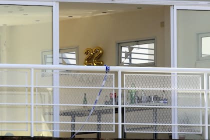 El futbolista fue a un cumpleaños en un SUM, desde donde salió al balcón