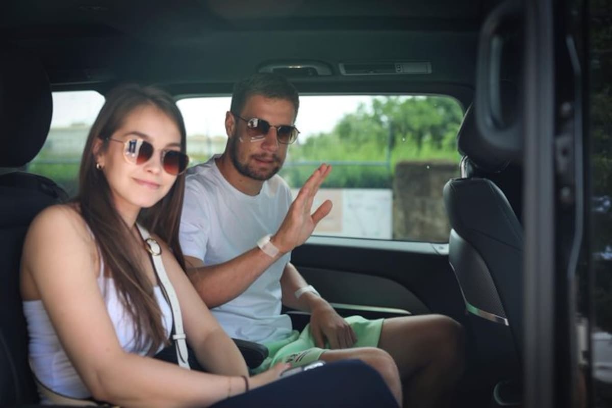 El futbolista húngaro Barnabás Varga regresó a Hungría en compañía de su novia tras ser operado en Stuttgart y recibir el alta médica