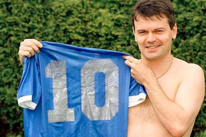 El futbolista Steve Hodge fue el inglés que le pidió la camiseta a Maradona y se quedó con el manto sagrado