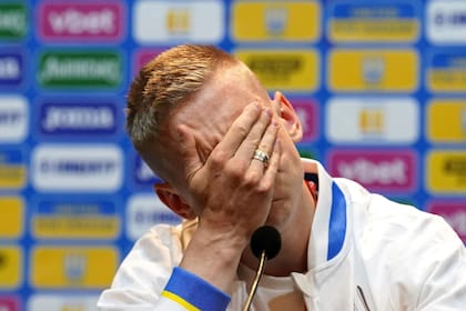 El futbolista ucraniano Oleksandr Zinchenko lloró en una conferencia de prensa en Glasgow