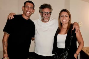 El futbolista y el cantante compartieron un distendida charla en los camarines (Foto: @angeldimariajm)