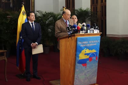 El futuro canciller del gobierno de Gustavo Preto, Alvaro Leyva (centro), habla junto al ministro de Relaciones Exteriores de Venezuela, Carlos Faría (izquierda)
