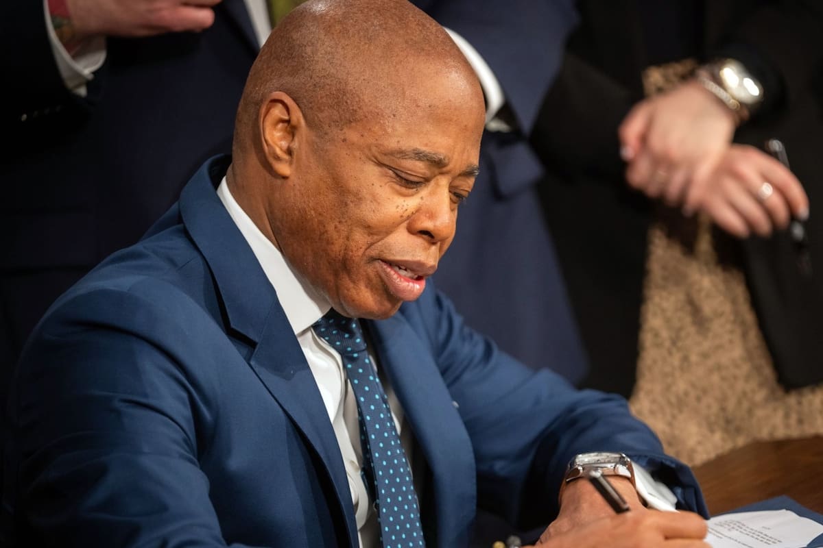 El futuro de Eric Adams como alcalde de Nueva York depende de la decisión de un juez federal y de las investigaciones locales en curso
