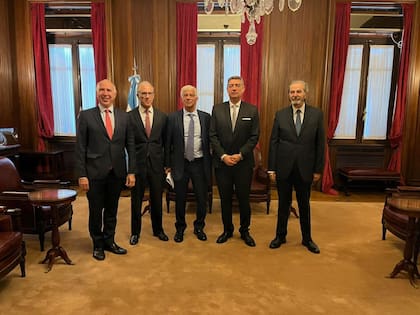 El futuro ministro de Justicia, Mariano Cuneo Libarona, con los miembros de la Corte Suprema