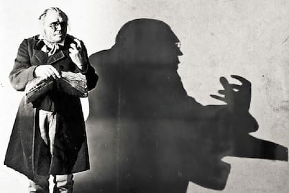 Werner Krauss, el protagonista del film, abrazó más tarde la causa del nazismo y fue nombrado "actor del Estado"; Conrad Veidt, quien interpretaba a Césare, huyó de Alemania y se mudó a Hollywood