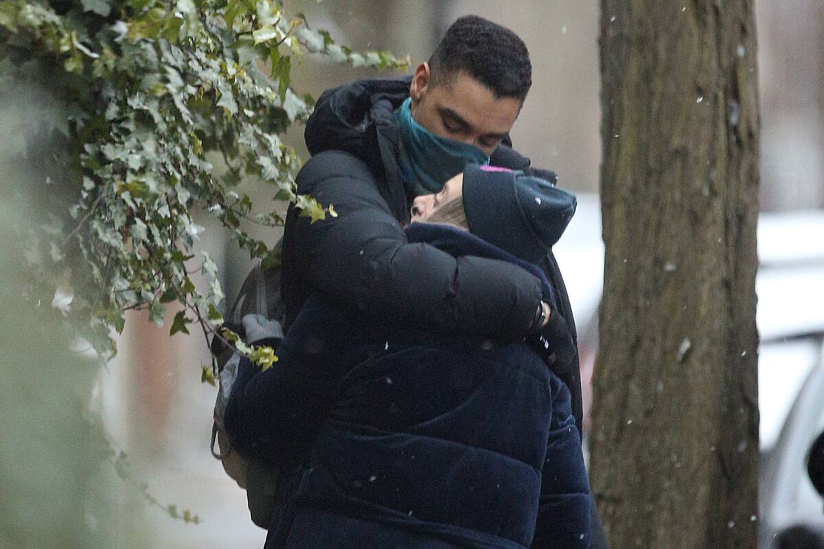 El galán de Bridgerton, Regé-Jean Page, junto a su novia en la vida real Emily Brown, en las calles de Londres