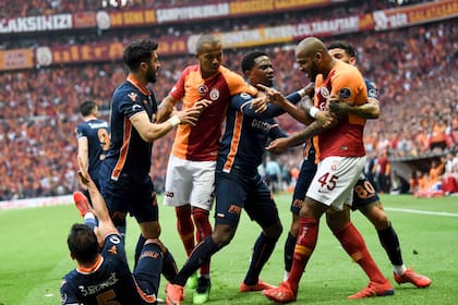 El Galatasaray se consagró campeón, tras los incidentes que se produjeron en el partido