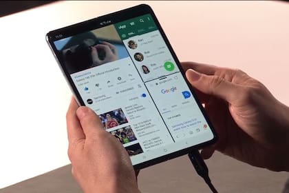El Galaxy Fold abierto puede mostrar hasta tres aplicaciones en pantalla