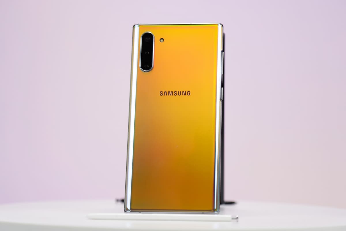 El Galaxy Note 10 de Samsung busca posicionarse como un teléfono tanto para tareas productivas como para entretenimiento, en particular para el segmento gamer
