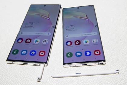 El Galaxy Note 10 en sus dos versiones junto a los lápices stylus