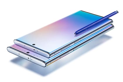 El Galaxy Note 10 en sus dos versiones; la más pequeña, con pantalla de 6,3 pulgadas, y la más grande, con pantalla de 6,8 pulgadas