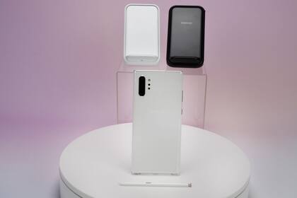 El Galaxy Note 10 Plus junto a sus cargadores inalámbricos durante su lanzamiento en Nueva York